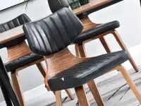 Krzesło IDRIS z CZARNEJ SKÓRY eko i orzechowego drewna - miękkie siedzisko