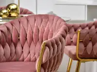 Krzesło z weluru IRIS PUDROWE - ZŁOTA NOGA - charakterystyczne detale
