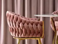 Krzesło z weluru IRIS PUDROWE - ZŁOTA NOGA - bok siedziska