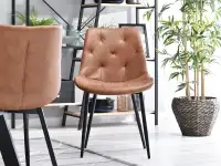 Industrialne krzesło LAMIA BRĄZ ze skóry anticz pikowaniem - przód w aranżacji