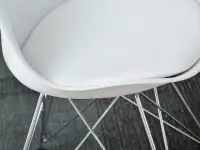 Krzesło z tworzywa LUIS ROD BIAŁE skóra eko + noga chrom - charakterystyczne detale