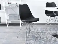 Krzesło z tworzywa LUIS ROD CZARNE skóra eko + noga chrom - półprofil w aranżacji
