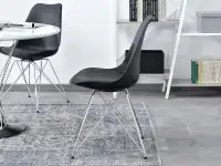Krzesło z tworzywa LUIS ROD CZARNE skóra eko + noga chrom - profil w aranżacji