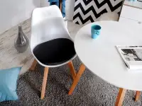 Krzesło tapicerowane LUIS WOOD biało - czarne - w aranżacji ze stołem CROSS BIAŁY