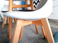 Krzesło tapicerowane LUIS WOOD biało - czarne -  w aranżacji