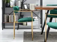 Krzesło z podłokietnikami MALAGA ZIELONE ze złotymi nogami - bok w aranżacji