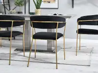 Krzesło MALE CZARNE z weluru glamour ze złotym stelażem - subtelny tył