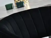 Krzesło MALE CZARNE z weluru glamour ze złotym stelażem - stylowe przeszycia