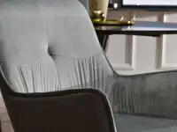 Krzesło z podłokietnikami MAURIZ SZARE welur i ekoskóra - charakterystyczne detale