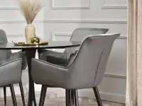 Krzesło z podłokietnikami MAURIZ SZARE welur i ekoskóra - charakterystyczne detale