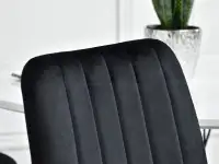 Eleganckie krzesło MEGAN CZARNE tapicerowane welurem - charakterystyczne detale