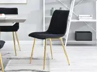 Krzesło MEGAN CZARNE welurowe glamour na złotej nodze - półprofil w aranżacji