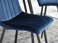 Nowoczesne krzesło welurowe MEGAN GRANATOWE Z CZARNĄ NOGĄ - detale