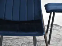 Nowoczesne krzesło welurowe MEGAN GRANATOWE Z CZARNĄ NOGĄ - charakterystyczne detale