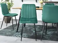 Krzesło MEGAN z aksamitną tapicerką na czarnych nogach - przód w aranżacji