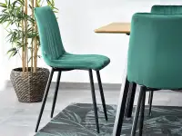 Krzesło MEGAN z aksamitną tapicerką na czarnych nogach - bok w aranżacji
