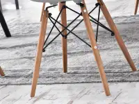 Krzesło MPA WOOD SZARE TWORZYWO na orzechowym drewnie