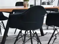 Krzesło MPA WOOD TAP CZARNE welurowe + czarna noga - tył w aranżacji