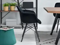 Krzesło MPA WOOD TAP CZARNE welurowe + czarna noga - bok w aranżacji