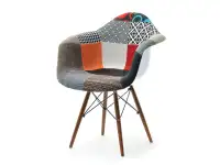 Nowoczesne krzesło tapicerowane MPA WOOD TAP PATCHWORK - z nogą orzechową.