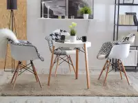 Krzesło tapicerowane do jadalni MPA WOOD TAP PATCHWORK 2 - w aranżacji ze stołem TWIST