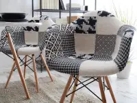 Krzesło tapicerowane do jadalni MPA WOOD TAP PATCHWORK 2 - w aranżacji ze stołem EAMES WOOD