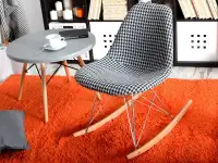 Fotel bujany tapicerowany tkaniną MPC ROC TAP pepitka - w aranżacji ze stolikiem FUSION