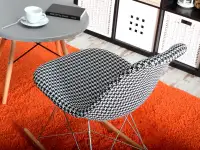 Fotel bujany tapicerowany tkaniną MPC ROC TAP pepitka - w aranżacji ze stolikiem FUSION