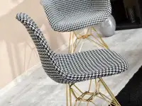 Krzesło tapicerowane w pepitkę na złotej nodze MPC ROD TAP - profil siedziska