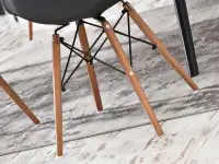 Pikowane krzesło MPC WOOD TAP CZARNA EKOSKÓRA+ORZECH - drewniana podstawa