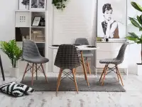 Tapicerowane krzesło z deseniem MPC WOOD TAP pepitka - w aranżacji ze stołem EAMES DSW