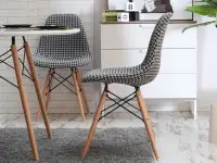 Tapicerowane krzesło z deseniem MPC WOOD TAP pepitka - w aranżacji ze stołem EAMES DSW