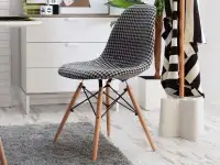 Tapicerowane krzesło z deseniem MPC WOOD TAP pepitka - w aranżacji