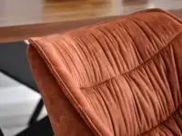 Krzesło aksamitne z podłokietnikami NADIA MIEDŹ + CZARNY - wygodne oparcie