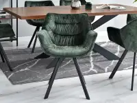 Krzesło do salonu NADIA ZIELONE NA CZARNYCH NOGACH - w aranżacji z regałami OTTO i stołem RETRO