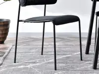 Krzesło NILDA CZARNE aksamitne z metalowym stelażem - stabilna podstawa