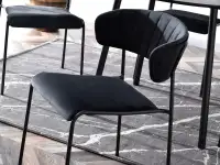 Krzesło NILDA CZARNE aksamitne z metalowym stelażem - komfortowe siedzisko