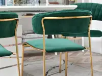 Krzesło glam NILDA ZIELONE z przeszyciami na złotych nogach - subtelny tył