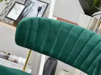 Krzesło glam NILDA ZIELONE z przeszyciami na złotych nogach - stylowe przeszycia