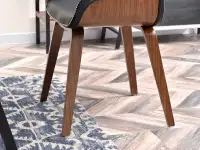 Krzesło z drewna giętego NUGAT orzech-czarny w aranżacji z regałami GEFION