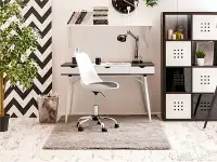 Krzesło obrotowe regulowane LUIS MOVE biało-czarne - w aranżacji z biurkiem BODEN