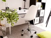 Krzesło obrotowe regulowane LUIS MOVE biało-czarne - w aranżacji z biurkiem BODEN