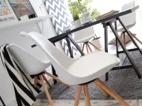 Obrotowe krzesło tapicerowane LUIS ROT białe - w aranżacji