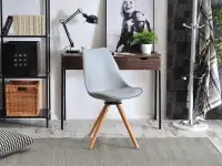 Obrotowe krzesło tapicerowane LUIS ROT szare - w aranżacji z biurkiem LUND