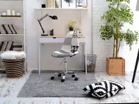 Obrotowe krzesło tapicerowane MOP MOVE TAP patchwork 2 - w aranżacji z biurkiem LUND