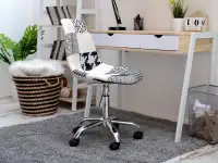Obrotowe krzesło tapicerowane MOP MOVE TAP patchwork 2 - w aranżacji z biurkiem LUND