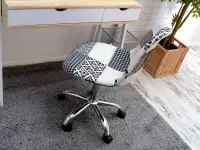Obrotowe krzesło tapicerowane MOP MOVE TAP patchwork 2  - w aranżacji z biurkiem LUND