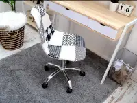 Obrotowe krzesło tapicerowane MOP MOVE TAP patchwork 2  - w aranżacji z biurkiem LUND