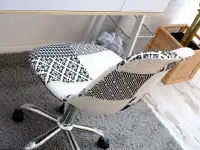 Obrotowe krzesło tapicerowane MOP MOVE TAP patchwork 2 - w aranżacji LUND