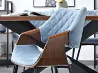 Krzesło RENZO NIEBIESKIE z weluru i DREWNA ORZECH - komfortowe siedzisko